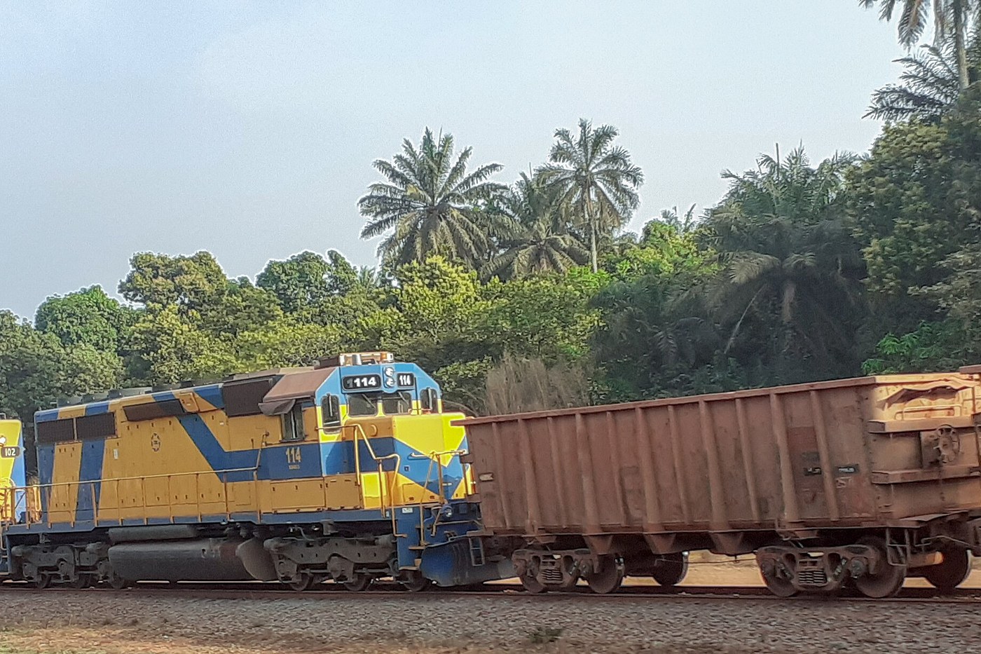 Train minéralier guinéen sur la voie ferrée Sangarédi–Kamsar