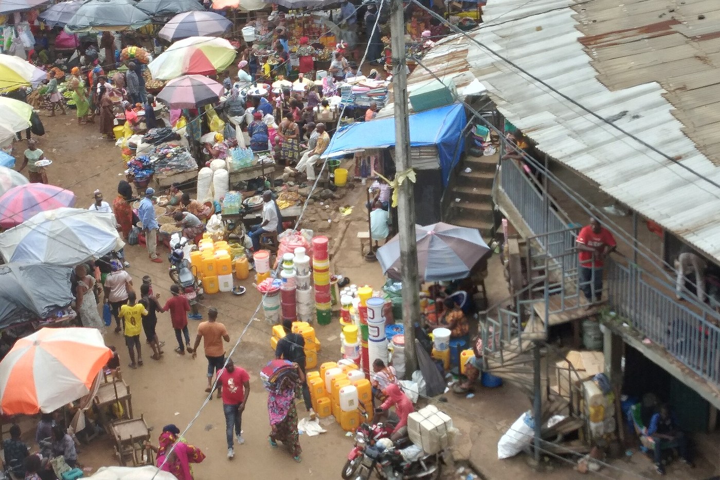 Marché de Madina à Conakry, cœur de l'économie informelle guinéenne
